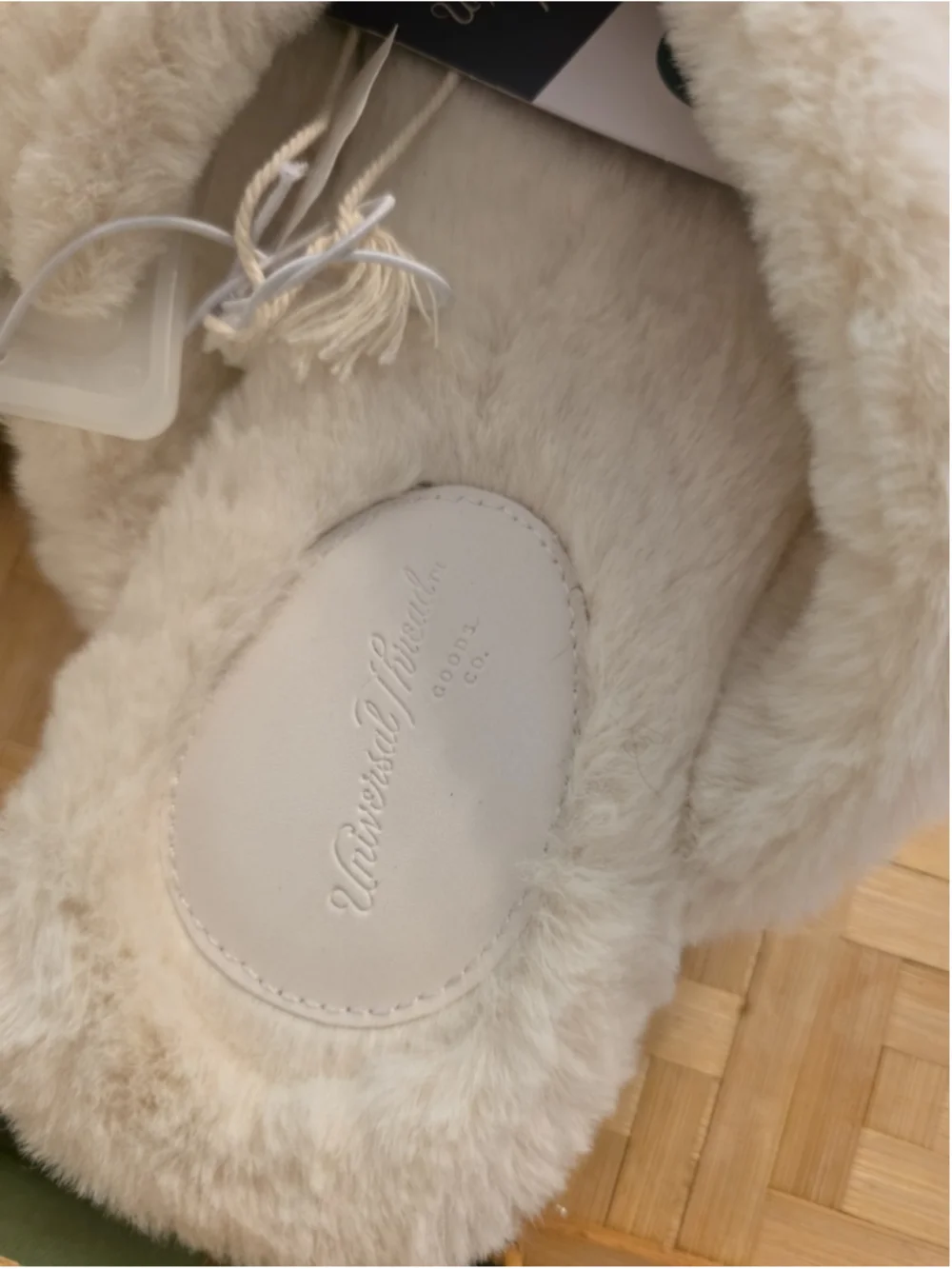 Universal Thread Women's Cream Fuzzy Slip-On Closed Toe Slippers Size 9 - Picture 2 of 10